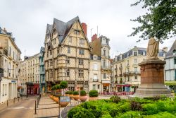 La Casa di Adam nel centro di Angers, Francia. Questo edificio a graticcio, costruito attorno al 1500, è il più antico della città - © 221238403 / Shutterstock.com