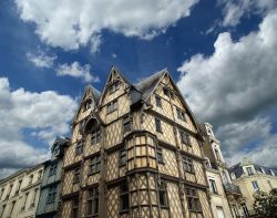 La Casa di Adamo nel centro di Angers, Francia. Eretta a partire dal 1491, è considerata uno dei più interessanti esempi di costruzione a graticcio - © 104520458 / Shutterstock.com ...