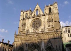 La cattedrale di San Giovanni Battista e Santo Stefano di Lione, Francia. Dal 1862 è monumento storico di Francia. La chiesa domina il quartiere medievale e rinascimentale della città, ...