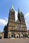 La cattedrale di San Pietro nel centro di Brema, Germania. Verso la fine del XIX° secolo, il duomo fu caratterizzato da un profondo restauro che portò una facciata a due torri a ovest ...