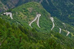 La celebre strada con curve a gomito dell'Alpe d'Huez, Francia, vista dall'alto.

