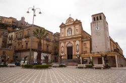 La chiesa della Madonna del Carmine in centro a Calascibetta in Sicilia