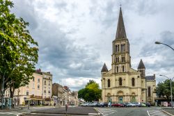 La chiesa di Saint Laud nella città di Angers, Francia - © 221238409 / Shutterstock.com