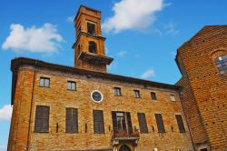 La chiesa di San Francesco a Mondavio, provincia di Pesaro-Urbino (Marche). Con un'architettura semplice sia all'interno che all'esterno, presenta tracce di barocco. La facciata ...