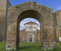 La chiesa di San Pietro a Tuscania, Lazio. Questo luogo di culto cattolico sorge sull'omonimo colle già probabile sede dell'acropoli etrusca. La facciata è caratterizzata ...