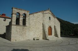 La Chiesa di Santa Barbara a Olzai, borgo della Sardegna - © Sardu soe, CC BY-SA 3.0, Wikipedia