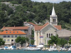 La chiesa di St. Roch nel borgo di Zaton, Croazia, con l'elegante campanile bianco.

