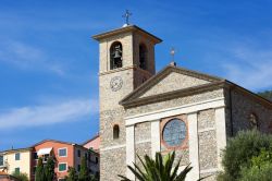 La chiesa di Stella Maris a Tellaro, La Spezia, Italia. Attraverso i carrugi di questo borgo marinaro si raggiunge la graziosa piazza dove sorge l'edificio religioso. Da qui si gode un panorama ...