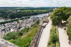 La cinta muraria del castello di Chinon, Francia. Siamo in una delle cittadine più pittoresche della Valle della Loira grazie anche alle sue stradine antiche che degradano sulle rive ...