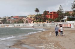 La città costiera di Santa Marinella nel Lazio: èasseggiata in spiaggia