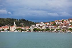 La città dalmata di Zaton con il suo porticciolo, Croazia. Abbracciata dai colli e lambita da acque limpidissime, questa località offre agli amanti della natura degli scorci meravigliosi.
 ...