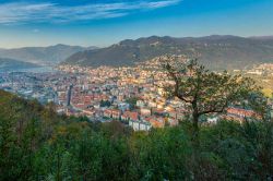 La città di Como fotografata dall'alto, Lombardia - Musei, monumenti, parchi e ville sono solo alcuni degli splendidi luoghi da visitare per andare alla scoperta di questa città ...