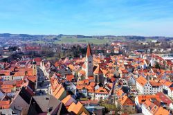 La città di Kaufbeuren in Baviera vista dall'alto (Germania). Abbracciata da una natura verdeggiante, questa cittadina di 45 mila abitanti vanta un glorioso passato. 
