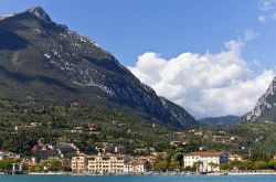 La città di Toscolano-Maderno e il  profilo del Monte Pizzocolo sul Lago di Garda
