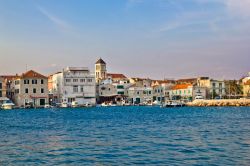 La cittadina adriatica di Vodice, Croazia, vista dal mare. A risaltare è anche la bella architettura che caratterizza palazzi e edifici del centro storico.



