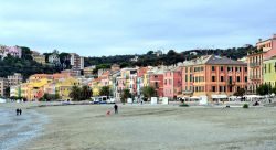 La cittadina di Celle Ligure, Liguria, vista dalla spiaggia. Celle si trova sulla costa della Riviera delle Palme, insenatura fra la punta dell'Olmo e quella della Madonnetta.
