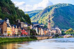 La cittadina di Cochem sorge sulla sponda del fiume Mosella, nella regione della Renania-Palatinato, in Germania.