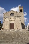 La Collegiata di Sant'Agata a Asciano, provincia di Siena, Toscana. Venne edificata a partire dall'XI° secolo e poi ampliata successivamente con la costruzione in semplice stile ...