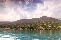 La costa occidentale del Lago di Garda e il borgo di Toscolano Maderno in Lombardia