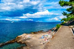 La costa rocciosa di Trpanj, Croazia. Una bella veduta del litorale attorno a Trpanj fotografato d'estate - © nomadFra / Shutterstock.com