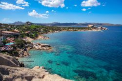 La costa spettacolare di rocce granitiche di Baia Sardinia, Costa Smeralda (Sardegna) - © nito / Shutterstock.com