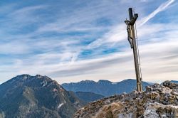 La croce sul monte Kofel nelle Alpi bavaresi, Oberammeragau (Germania): alta 1342 metri, questa montagna dista circa 1 km dalla città.

