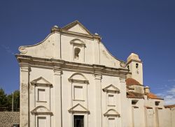La facciata della cattedrale di San Giacomo a Orosei, Nuoro, Sardegna. Situata in Piazza del Popolo, questa chiesa si presenta con una facciata settecentesca collocata sul lato destro dell'edificio.
 ...