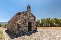 La facciata della chiesa in pietra di Santa Maria Suradili - Marrubiu - Sardegna