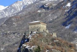La fortezza di Verres sulle alpi in Valle d'Aosta - © Stefano Panzeri / Shutterstock.com