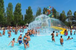 La grande piscina del parco Zoomarine a Torvajanica nel Lazio - © canbedone / Shutterstock.com
