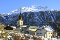 La graziosa chiesetta del villaggio francese di Argentiere, Chamonix, con una spolverata di neve fresca. 
