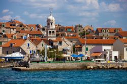 La graziosa cittadina di Sepurine sull'isola di Prvic, Croazia.

