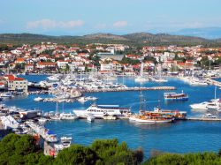 La graziosa cittadina marittima di Vodice, Croazia. Moderna località turistica, Vodizze viene menzionata la prima volta nel 1402 anche se già conosciuta con il nome di Arausa al ...