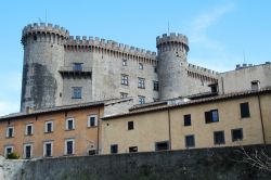 La imponente mole del Castello di Bracciano nel Lazio