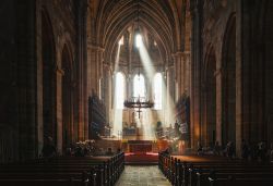 La luce filtrata dalla finestra della cattedrale di Bamberga, Germania. In primo piano, l'altare della chiesa - © PlusONE / Shutterstock.com