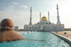 La moschea Nur Gasyr a Astana, Kazakistan - Se con il calar delle luci uno dei luoghi di culto simbolo della moderna capitale del Kazakistan si riveste di un'atmosfera suggestiva, di giorno ...