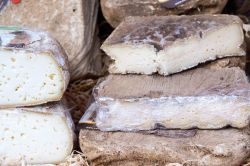 La Mostra Mercato del Murazzano dop, formaggio delle Langhe in Piemonte. E' realizzato con latte principalmente ovino prodotto nella provincia di Cuneo.
