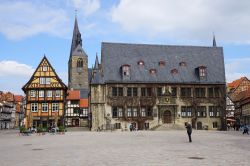 La piazza del mercato con la chiesa e le case a graticcio di Quedlinburg, Germania. Questa città è una delle località medievali e rinascimentali meglio conservate d'Europa: ...