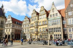 La Piazza del Mercato di Brema, Germania. Questo ampio spazio urbano è circondato dai più antichi monumenti di Brema - © Jon Chica / Shutterstock.com