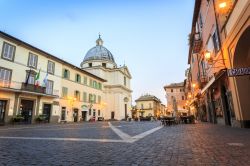La piazza principale di Castel Gandolfo, Lazio. Situato nell'area dei Castelli Romani, Castel Gandolfo è conosciuto soprattutto per essere stata la residenza estiva dei papi. 



 ...