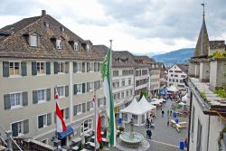 La piazza principale di Rapperswil-Jona, Svizzera, vista dall'alto. Risale all'epoca del Medioevo - © Philip Pilosian / Shutterstock.com