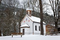 La piccola chiesetta di San Gregorio a Oberammergau (Germania) ricoperta di neve in inverno - © brndtung / Shutterstock.com