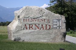 La pietra di benvenuto al borgo di Arnad in Valle d'Aosta