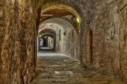 La pittoresca Via delle Volte a Colle di Val d'Elsa, Toscana. Questo misterioso tunnel di epoca medievale conduce da Piazza del Duomo a Via del Castello - © 233721316 / Shutterstock.com ...