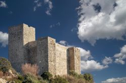 La Rocca Aldobrandesca che domina il borgo di Talamone in Toscana