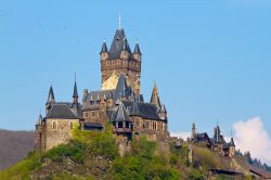 La sagoma fiabesca del castello di Cochem, in Germania, noto come Reichsburg.
