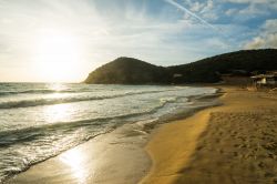 La Speranza, la spiaggia a sud di Alghero fotografata al tramonto.