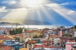 La Spezia vista dall'alto alle prime luci dell'alba, Liguria. Sullo sfondo il Golfo dei Poeti: a definirlo così (dei Poeti) nel 1910 fu il commediografo Sem Benelli che proprio ...