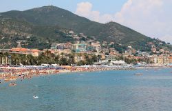 La spiaggia attrezzata di Varazze, Riviera di Ponente, Liguria.