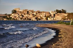 La spiaggia di Anguillara Sabazia sul lago di Bracciano, Lazio. Il paese è un importante centro turistico e balneare.
